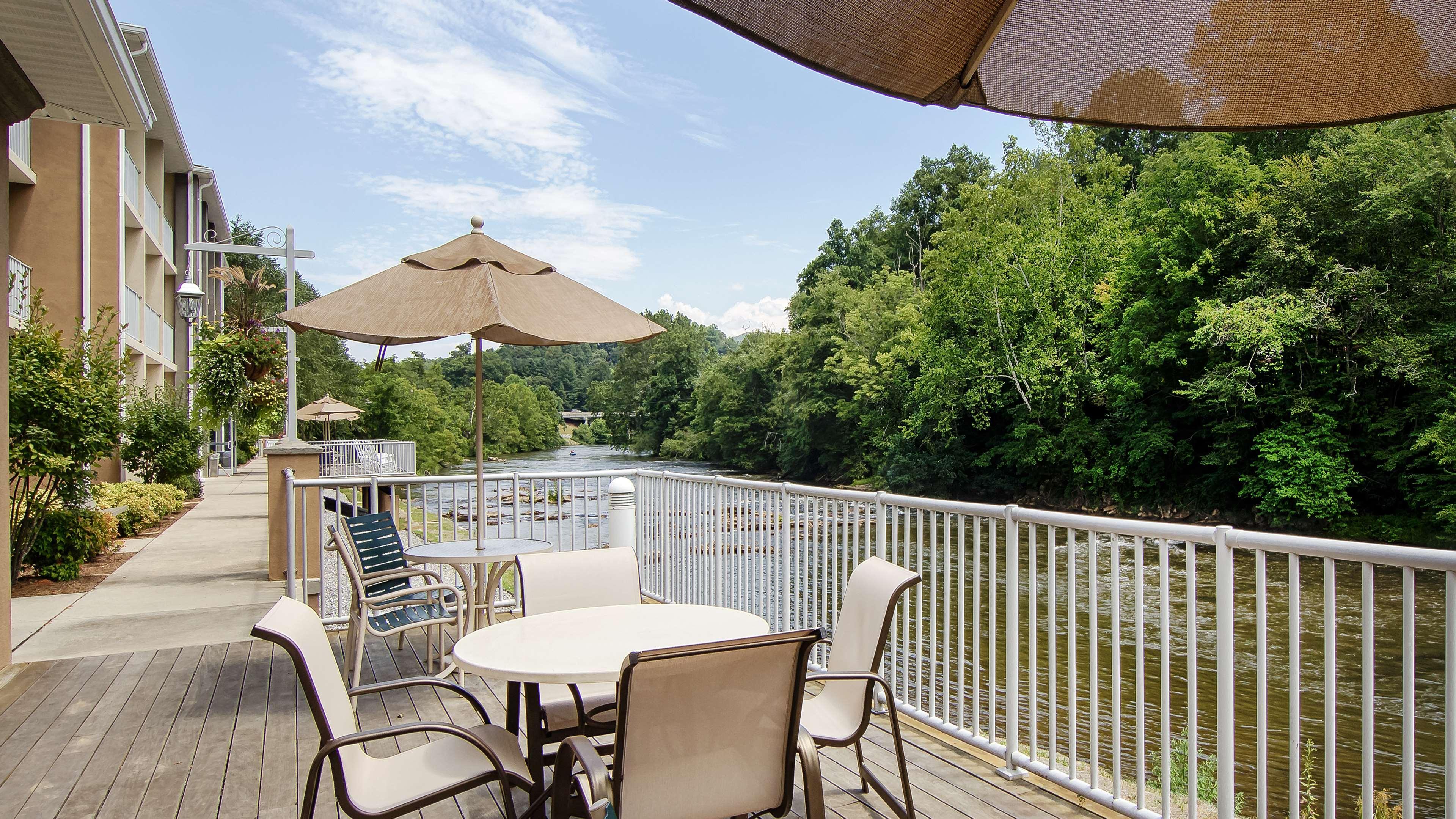 Best Western Plus River Escape Sylva / Dillsboro Exterior photo