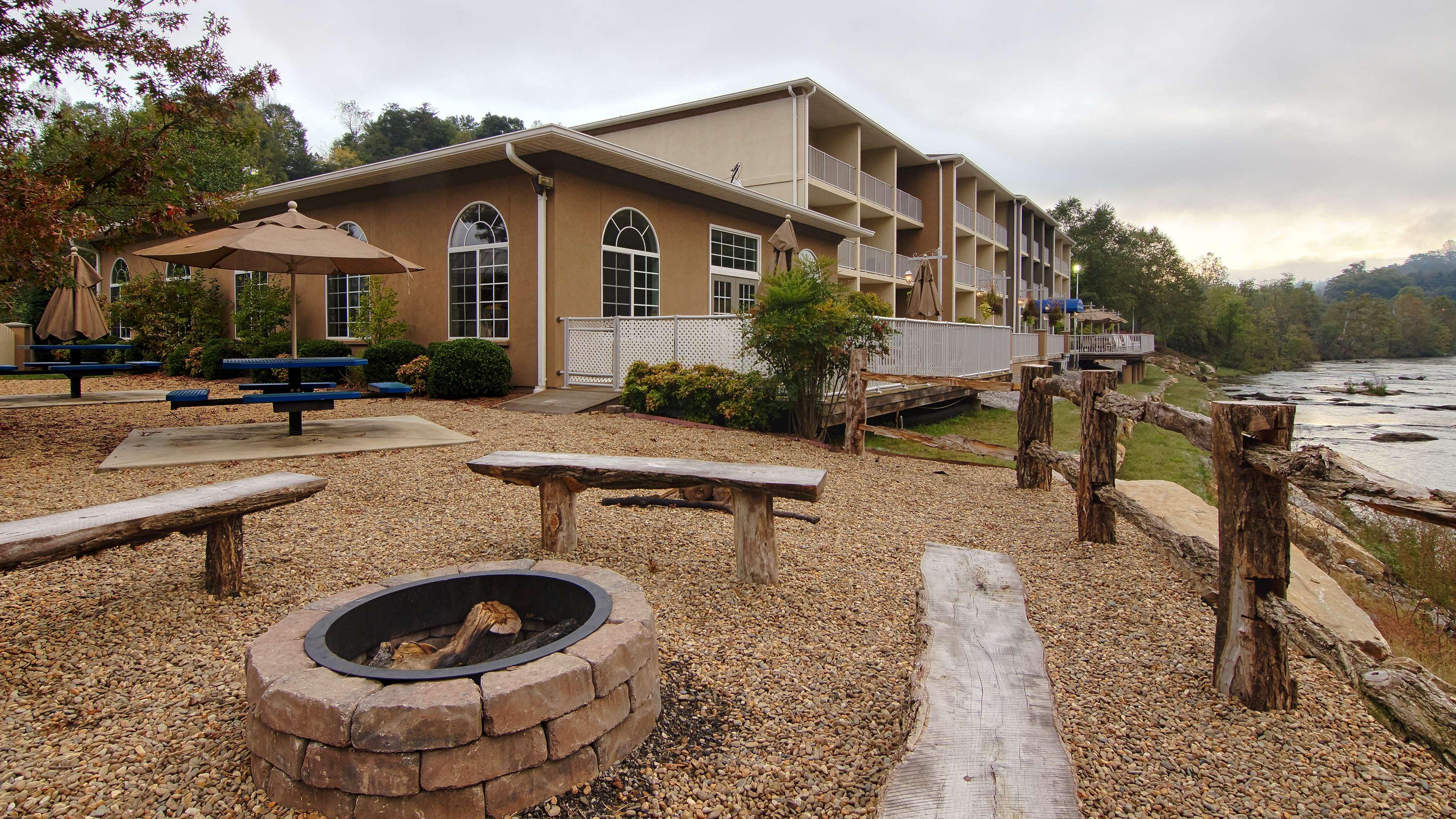 Best Western Plus River Escape Sylva / Dillsboro Exterior photo