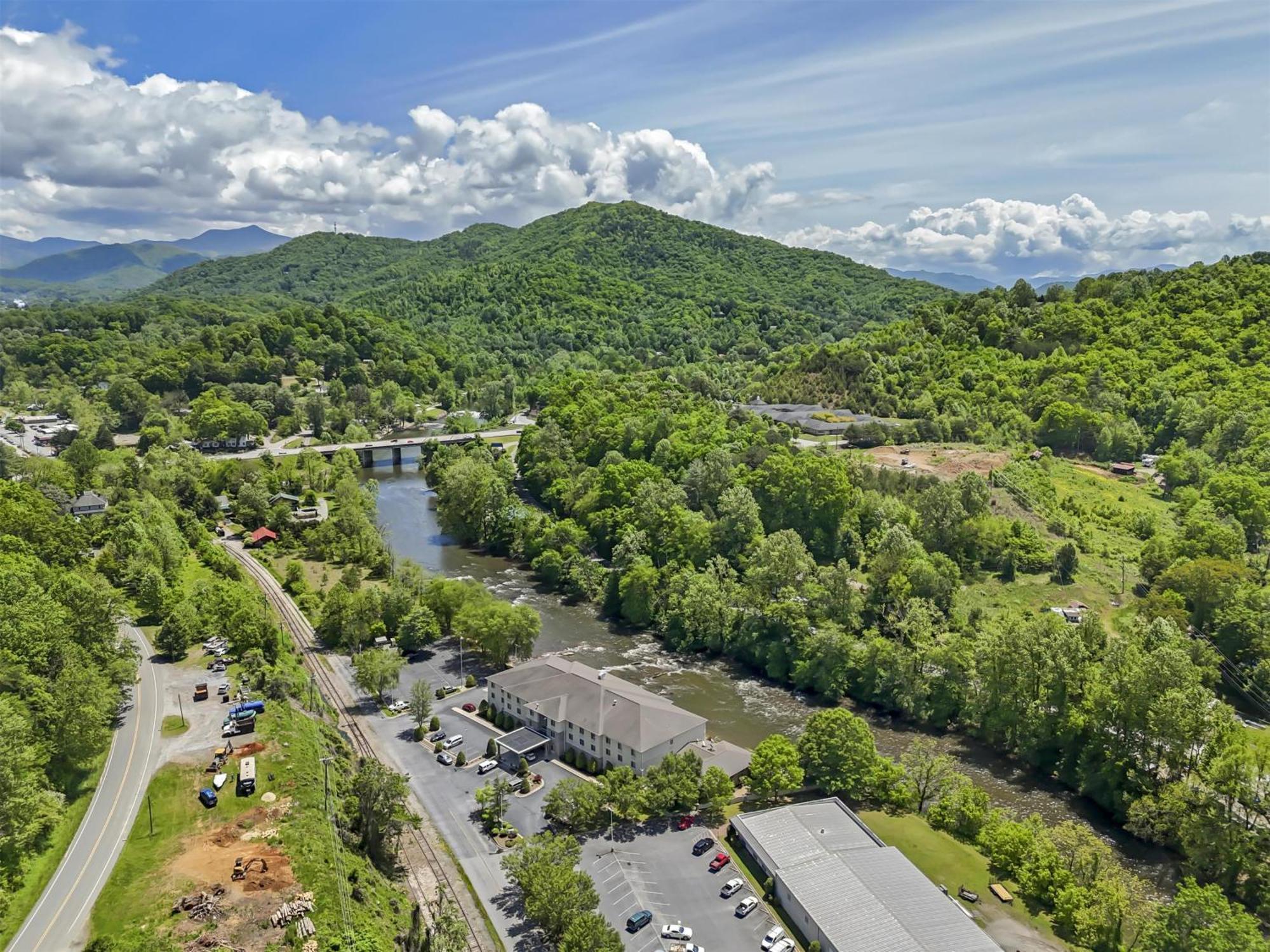 Best Western Plus River Escape Sylva / Dillsboro Exterior photo