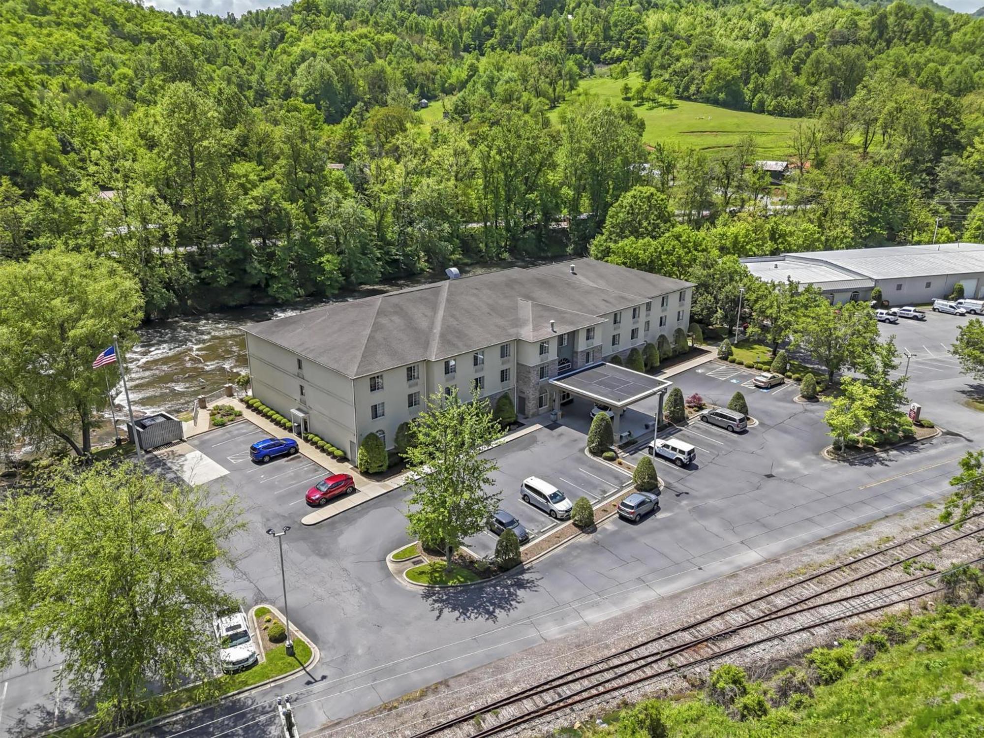 Best Western Plus River Escape Sylva / Dillsboro Exterior photo