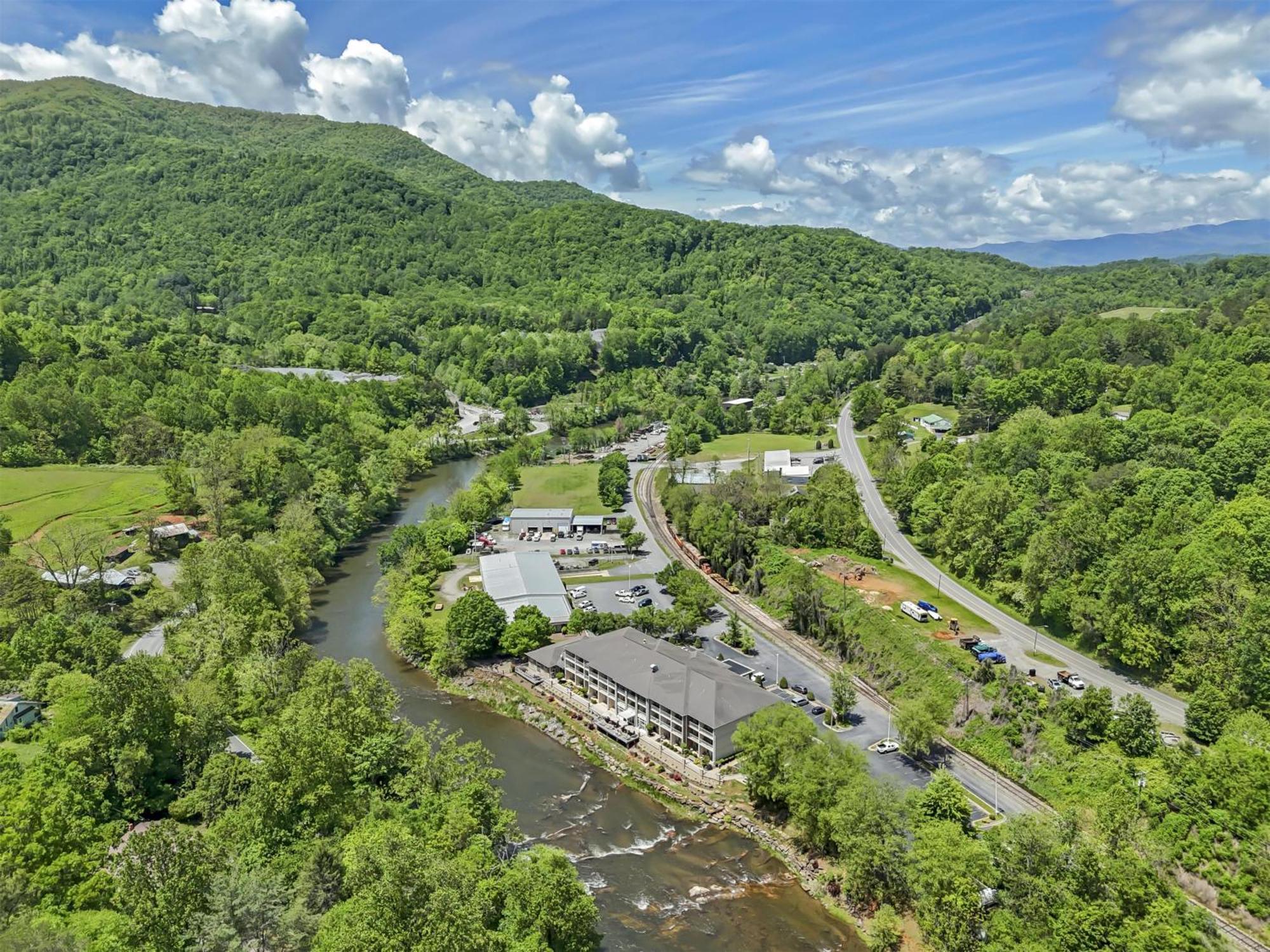 Best Western Plus River Escape Sylva / Dillsboro Exterior photo